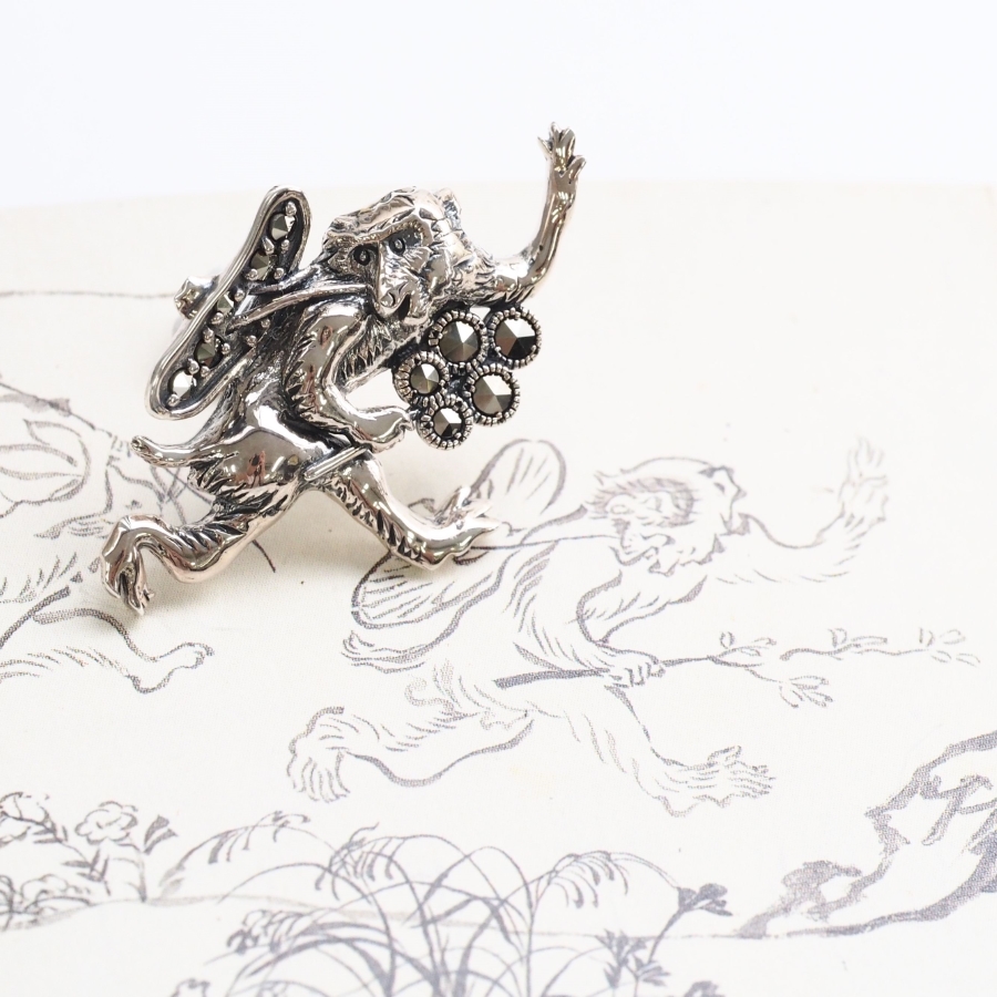 407C0007-K】SV 鳥獣戯画 【逃げる猿】 ピンブローチ | 【碌山】公式