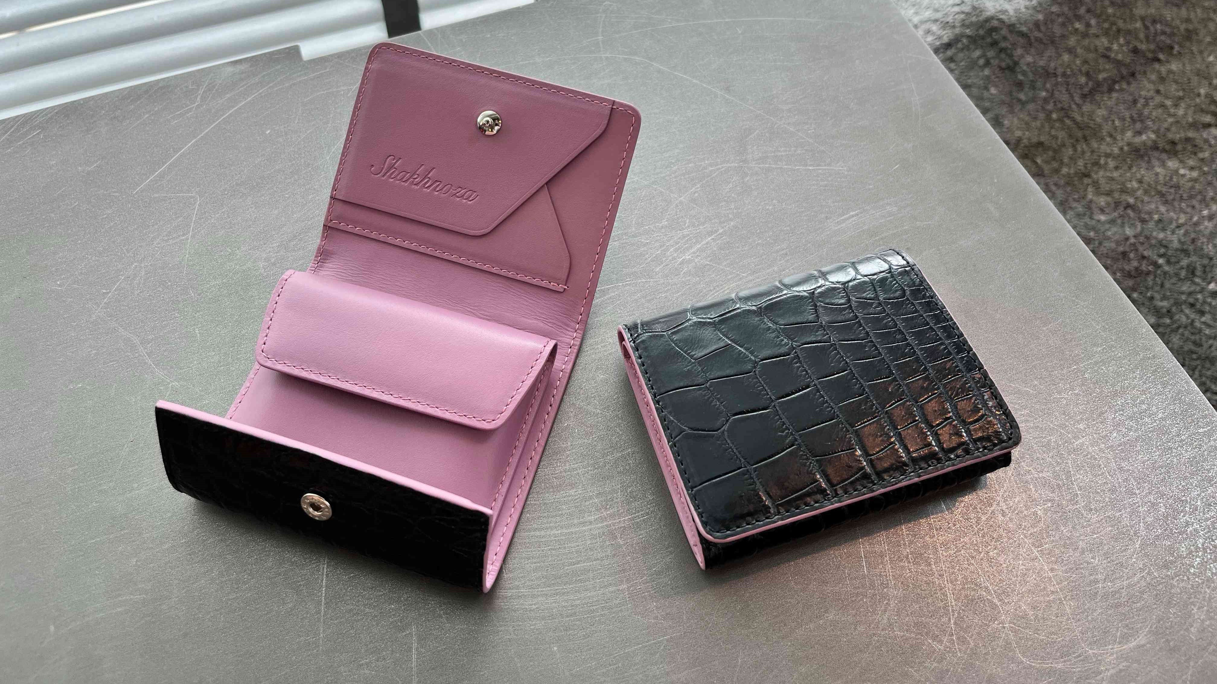 クロコダイル革｜折れない三つ折り財布｜黒/紅藤｜Shakhnoza – First Reach