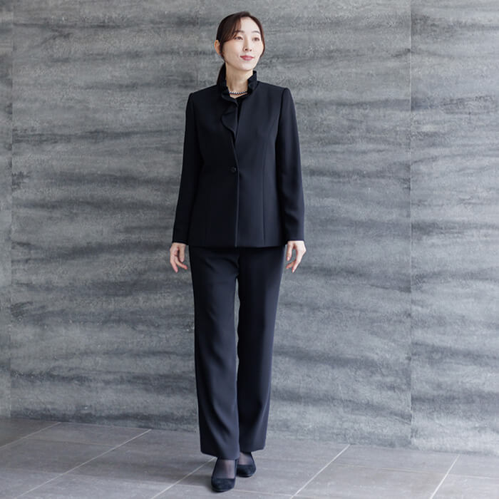 軽い着心地のパンツスーツ 13号・ブラック｜東京ソワールオンライン