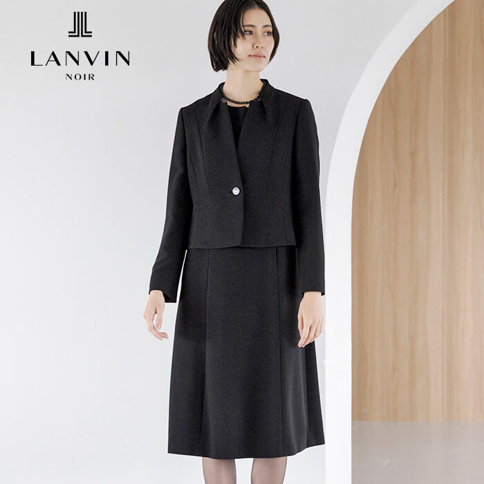 立体的なシルエットが美しい襟ぐりのアンサンブル 15号・ブラック