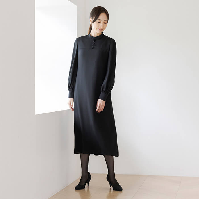 すっきり見える清楚なスタンドカラーワンピース 9号・ブラック｜東京