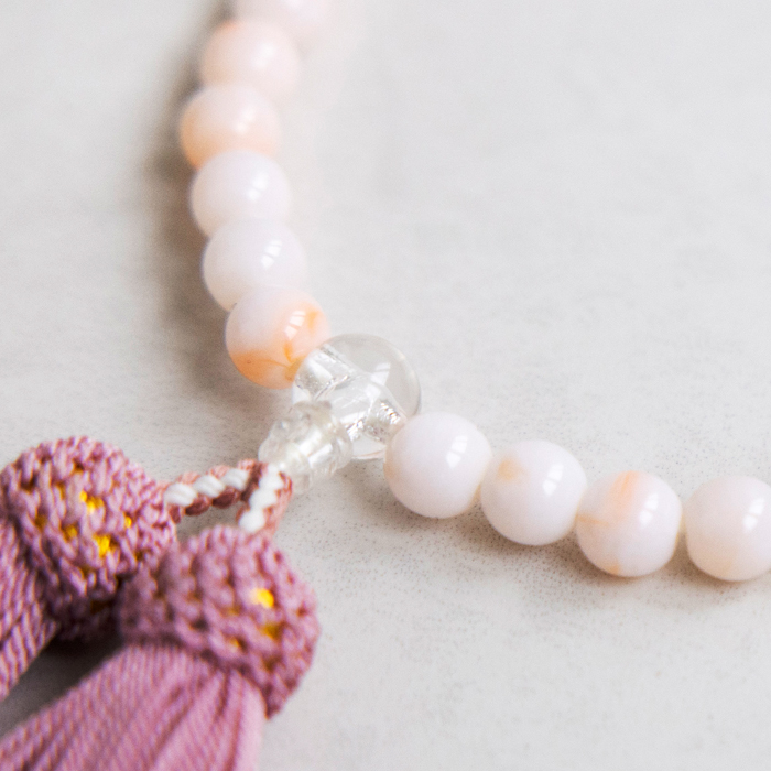 やさしい色合い、紅珊瑚調の念珠 ・灰桜｜東京ソワールオンラインストア