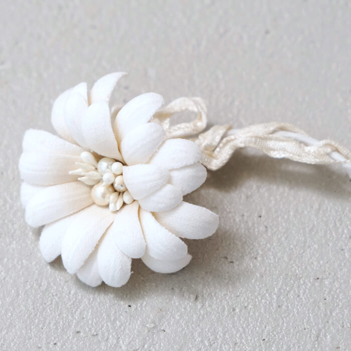 東京ソワール×アトリエ染花｜マーガレットのフラワーコサージュ ・オフ