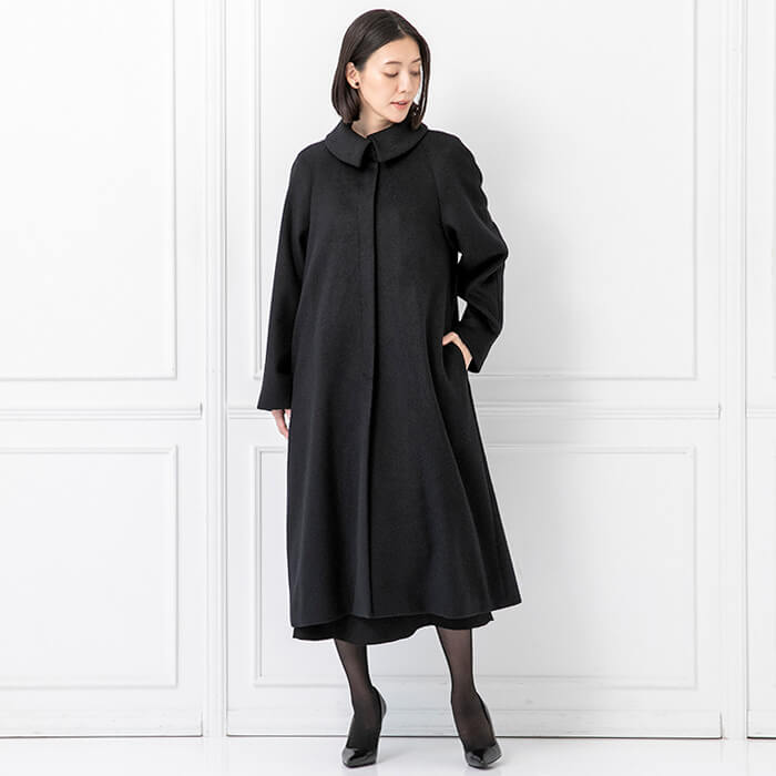 襟元がデザインポイントのアンゴラ混コート 9号・ブラック｜東京
