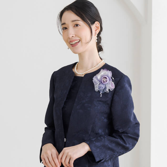 あでやかカラーのブーケコサージュ ・ネイビー｜東京ソワール