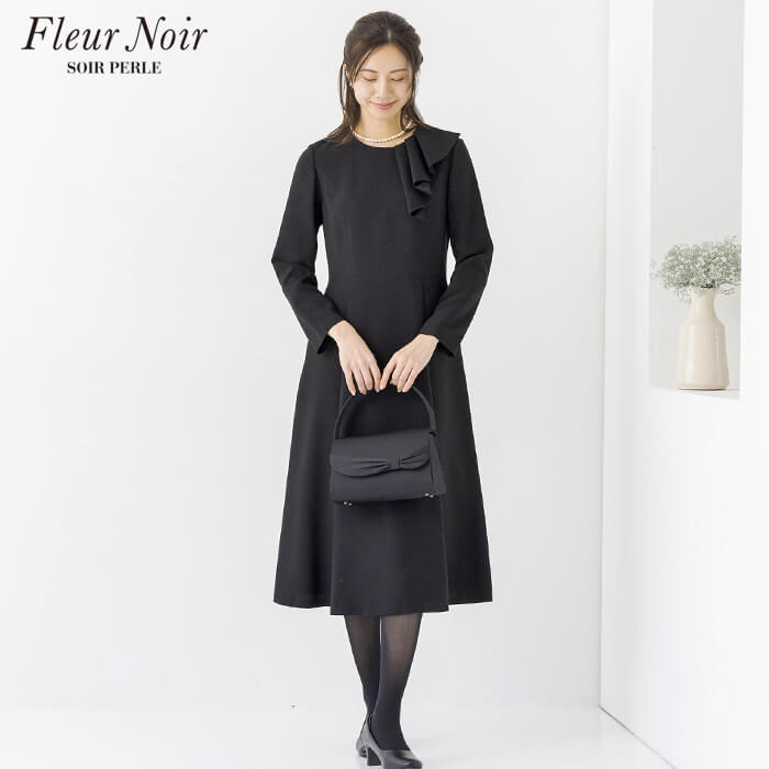 フリルモチーフのロングワンピース 9号・ブラック｜東京ソワール