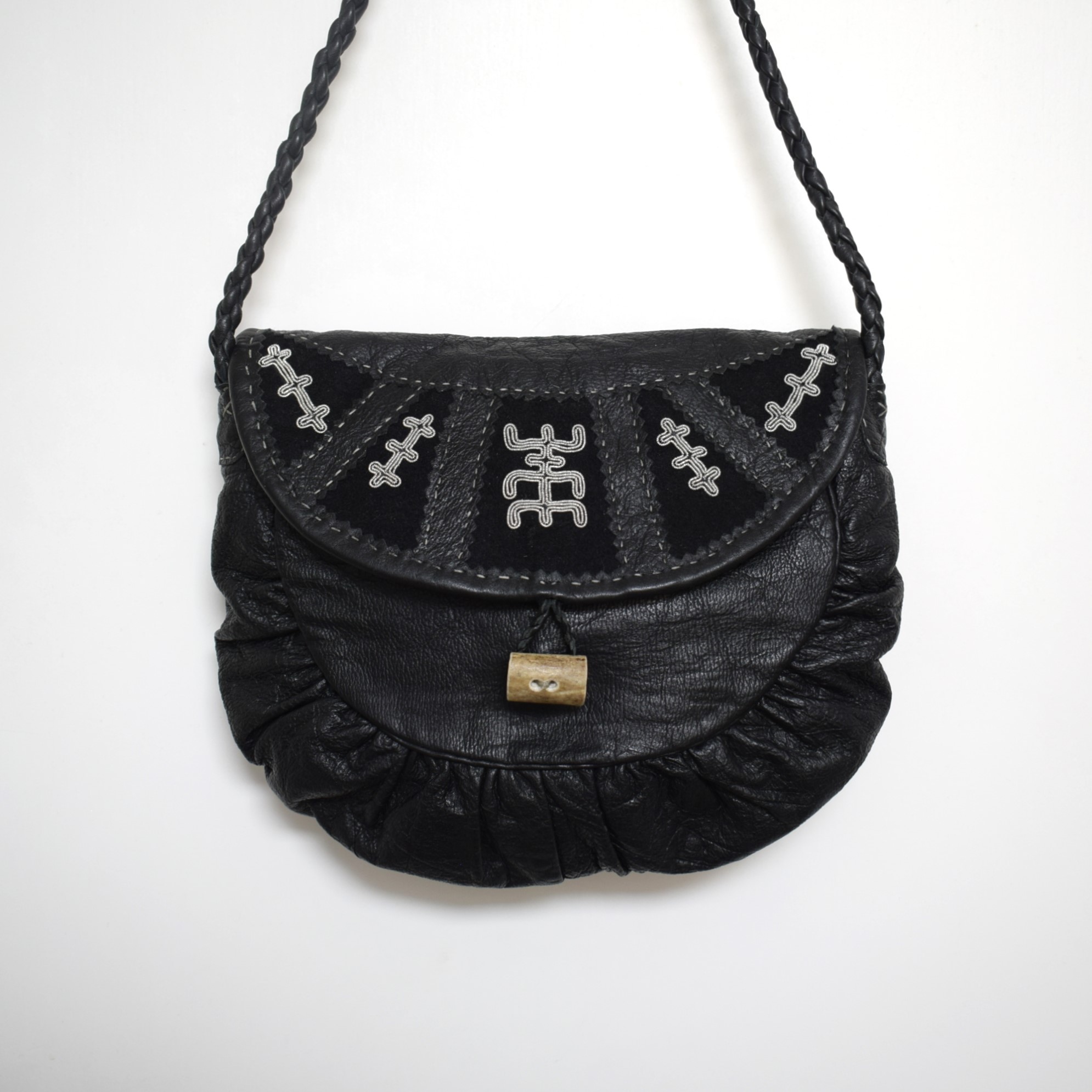 黒のポシェット・ピューター刺繍① / サーミ族の伝統工芸品