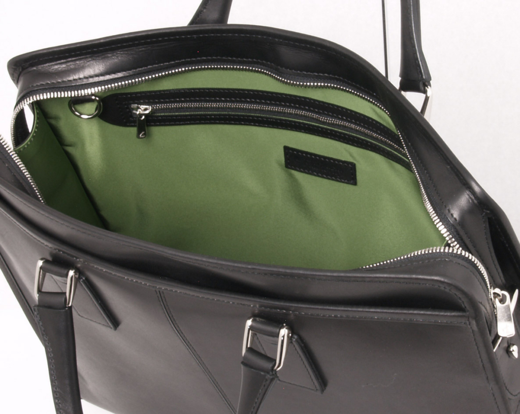 人気のブリーフケースを準備中です【裁断の様子をご覧ください