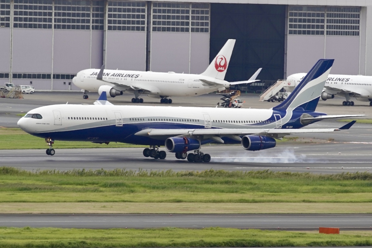 ニュース画像：羽田空港 2024年10月10日撮影 9H-SUN エアバスA340-312