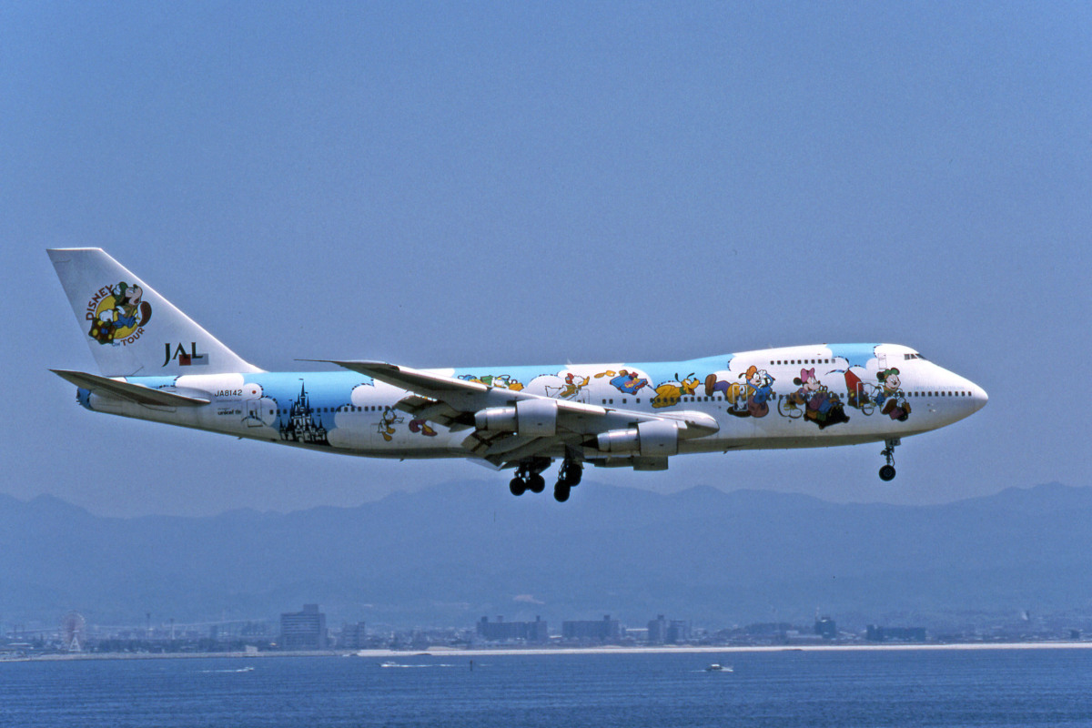 JAL初のディズニー塗装機が蘇る！ 30周年記念で747SRがモデルプレーン