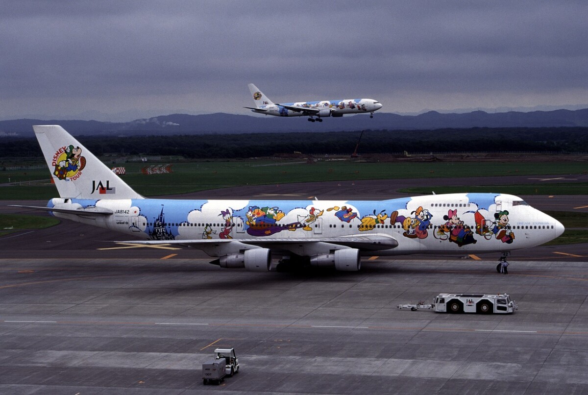 JAL初のディズニー塗装機が蘇る！ 30周年記念で747SRがモデルプレーン