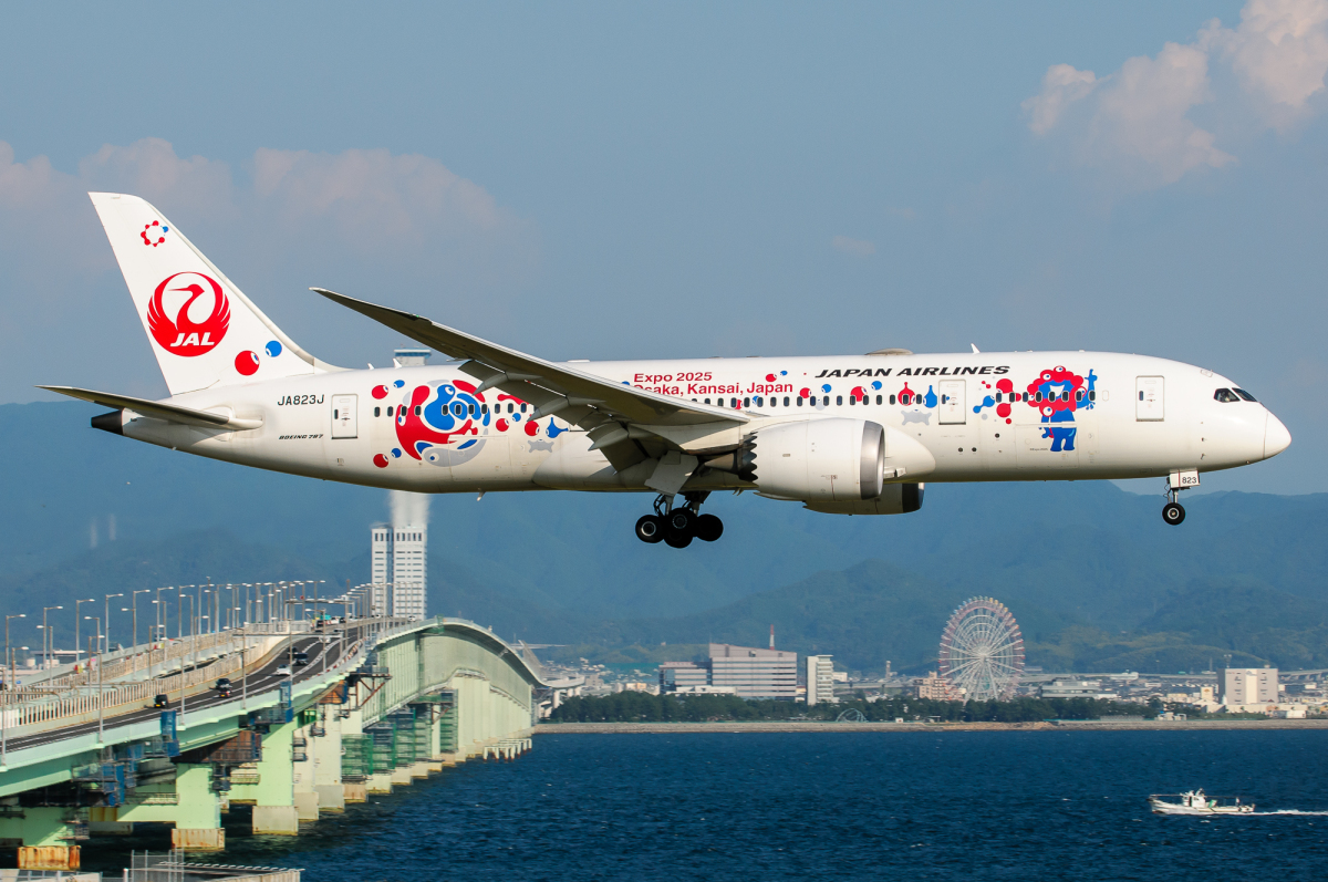 JAL ミャクミャクJET」、10月13日に運航終了 伊丹で小学生向け“お