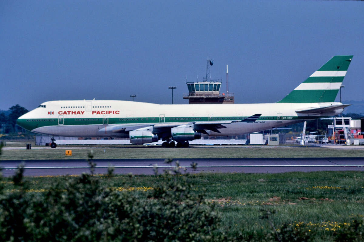 キャセイ、レトロ塗装が「ジャンボ」747-8Fにも蘇る！ 80周年記念で