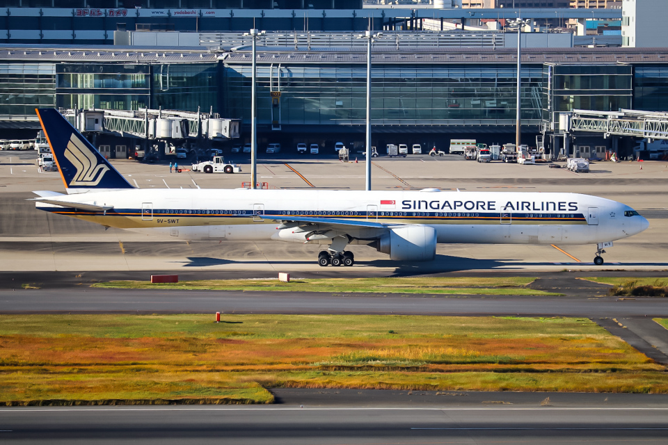 シンガポール航空 Boeing 777-300 9V-SWT 羽田空港 航空フォト | by