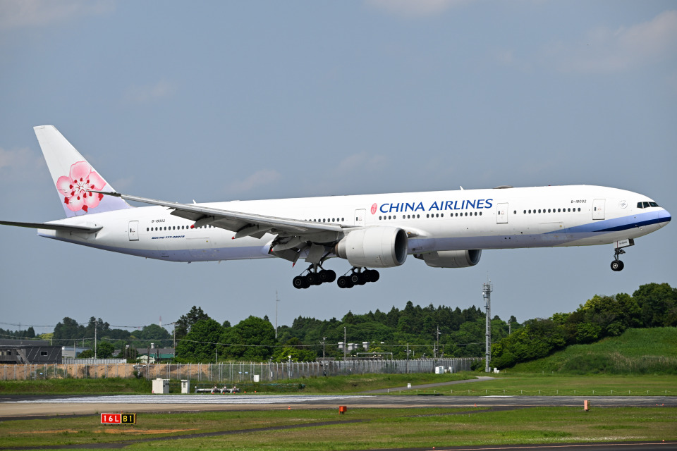 チャイナエアライン Boeing 777-300 B-18002 成田空港 航空フォト | by