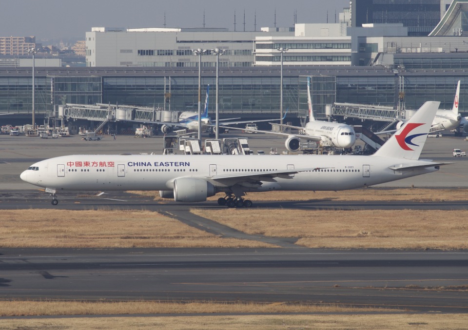 中国東方航空 Boeing 777-300 B-2023 羽田空港 航空フォト | by Russ20