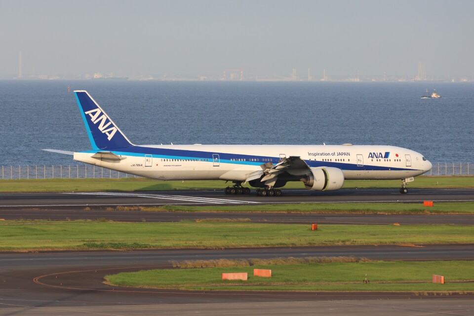 全日空 Boeing 777-300 JA795A 羽田空港 航空フォト | by 不揃いさん