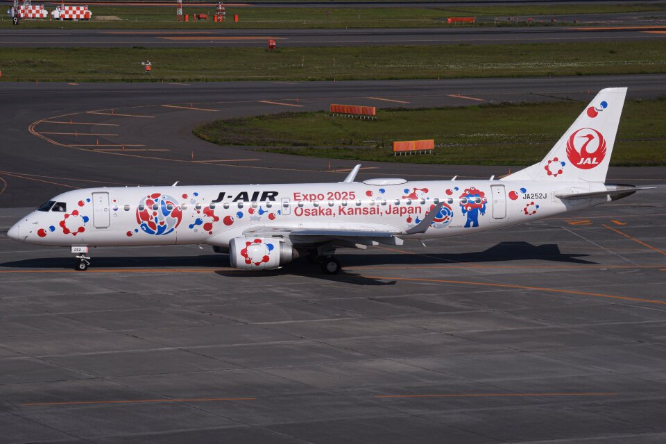 ジェイエア Embraer 190 JA252J 新千歳空港 航空フォト | by Snowman