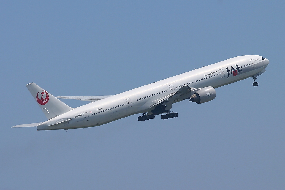 日本航空 Boeing 777-300 JA8945 羽田空港 航空フォト | by speedbird