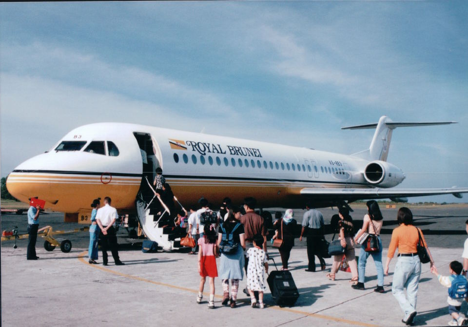 ロイヤルブルネイ航空 Fokker 70/100 V8-RB3 コタキナバル国際空港