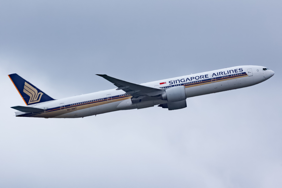 シンガポール航空 Boeing 777-300 9V-SWT 成田空港 航空フォト | by
