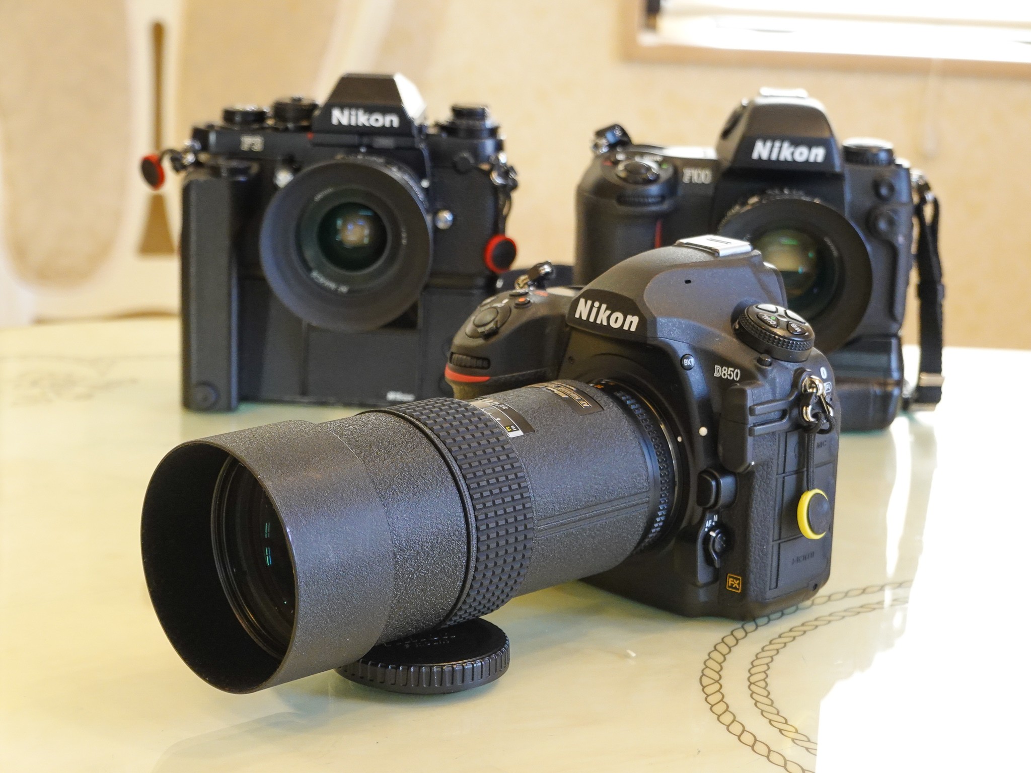 フィルム時代の銘玉「Ai AF NIKKOR 180mm F2.8 ED」は小型軽量で優れた