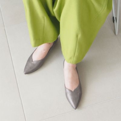 enchanted(エンチャンテッド)の本革Vカットフラットシューズ通販