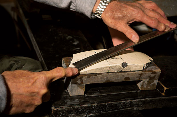 道具研究】生ける伝説、日本中のシェフが頼る包丁研ぎ職人とは？ | buono