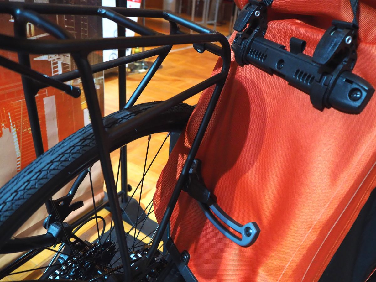 パニアバッグをひっくり返してバックパックに！2in1のマルチモデル