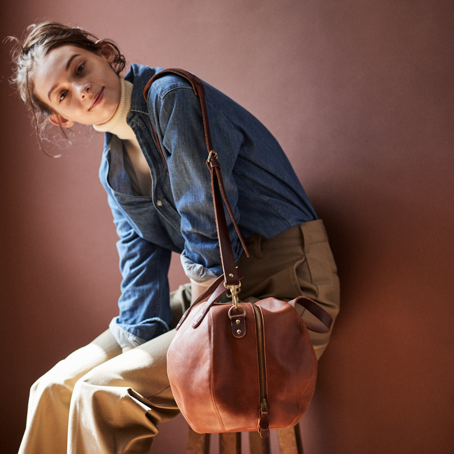 今日は荷物が少ない。それでも《ナイジェル・ケーボン》のヘルメット