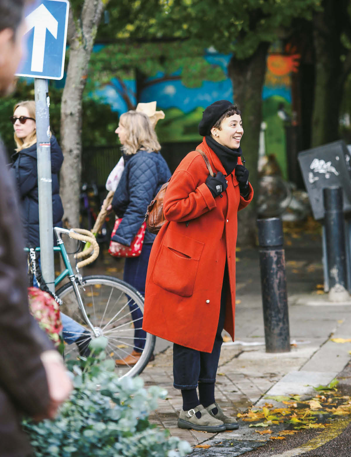 防寒しながらおしゃれに！選ぶべきはオレンジのカラーコート？ムートン