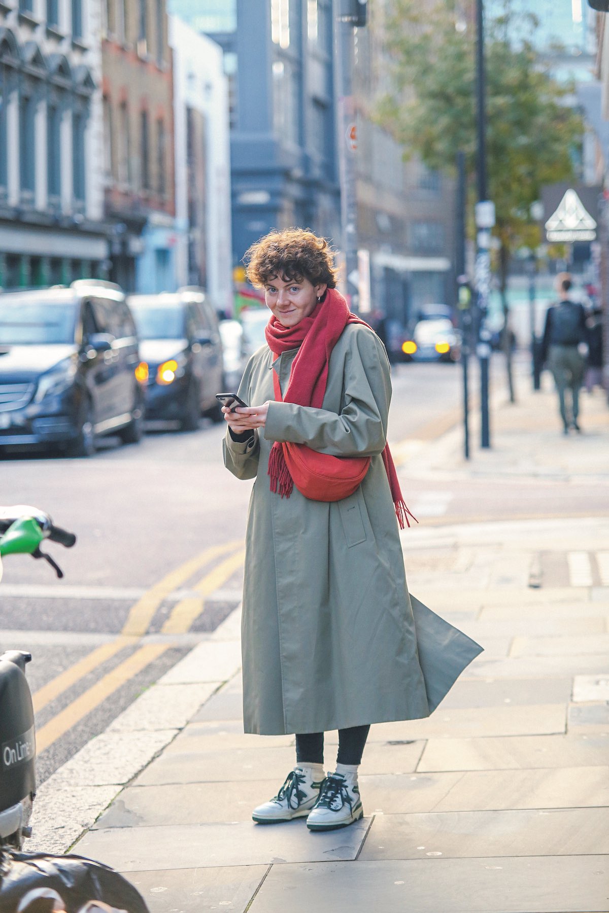 一生相棒にしたい《バーバリー》のコート。差し色のマフラーが映える