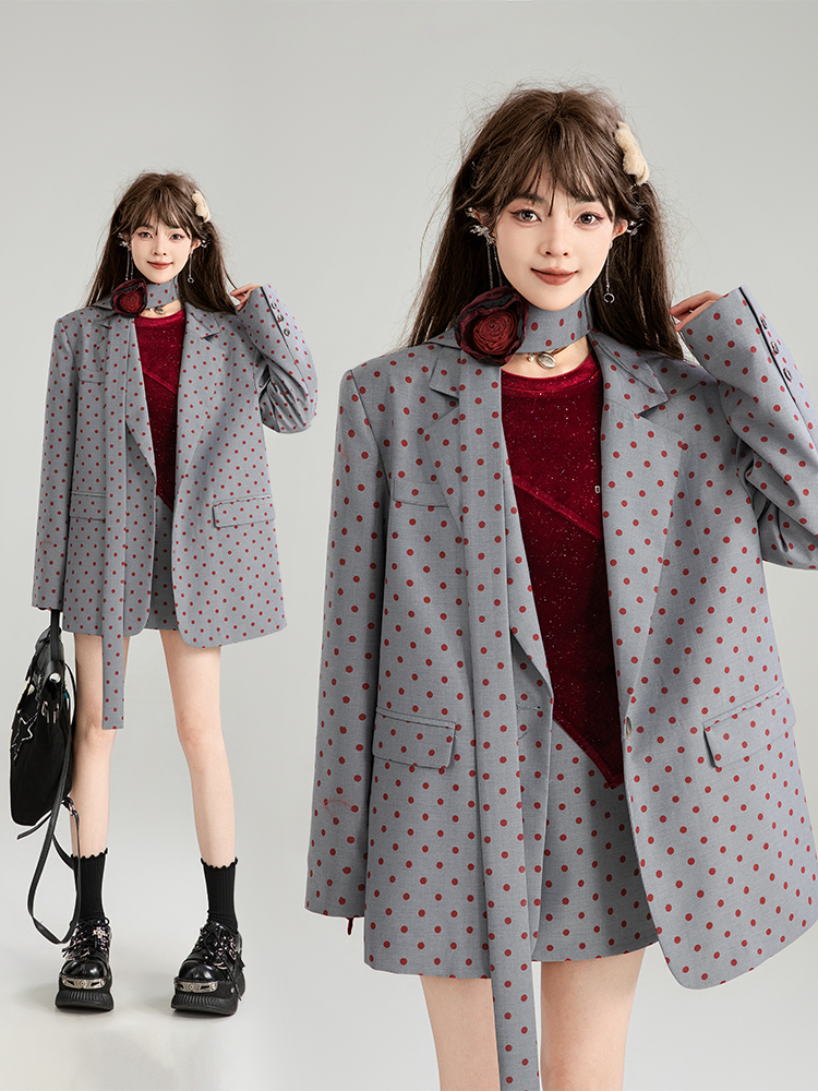 セットアップ ドットコーデ 水玉柄テーラードジャケットとミニスカート