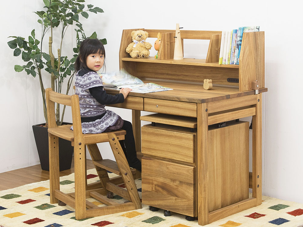 楠の優しい香りに包まれて、集中して勉強できる学習机 | 頑固おやじ