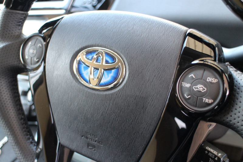 プリウスα ステアリングスイッチLED打ち替え | 株式会社 ガレージSD