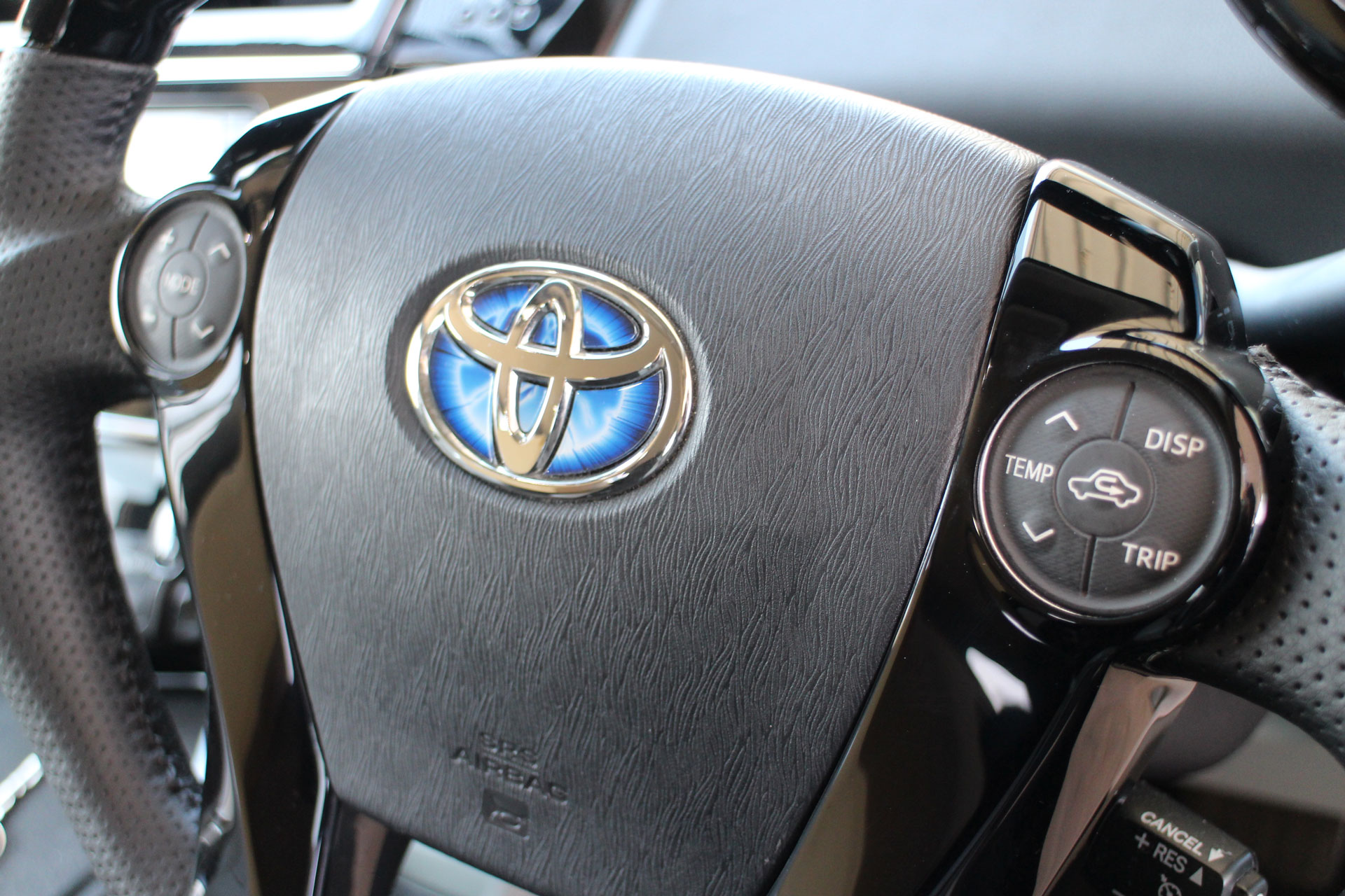 プリウスα ステアリングスイッチLED打ち替え | 株式会社 ガレージSD