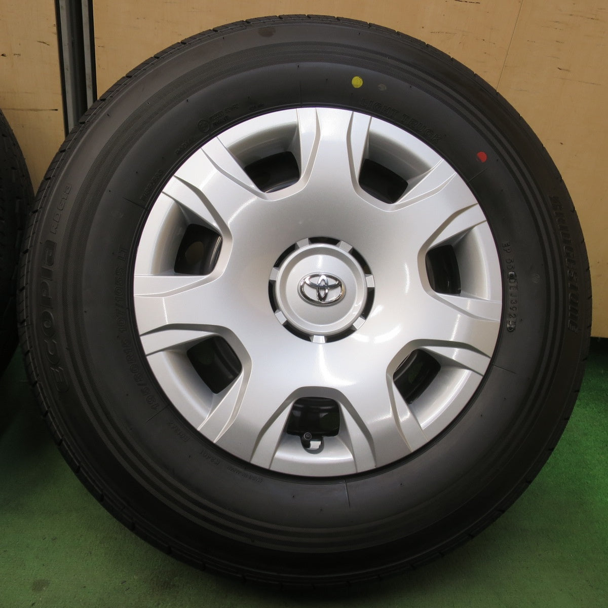 新車外し！25年☆トヨタ 200系 ハイエース 純正 スチール 195/80R15