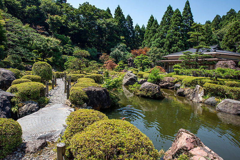 翡翠園 70トンのヒスイ原石が置かれた池泉回遊式庭園 -庭園ガイド