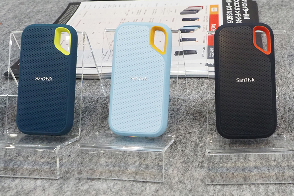 オンラインストア限定色】サンディスク SSD 1TB スカイブルー 水色