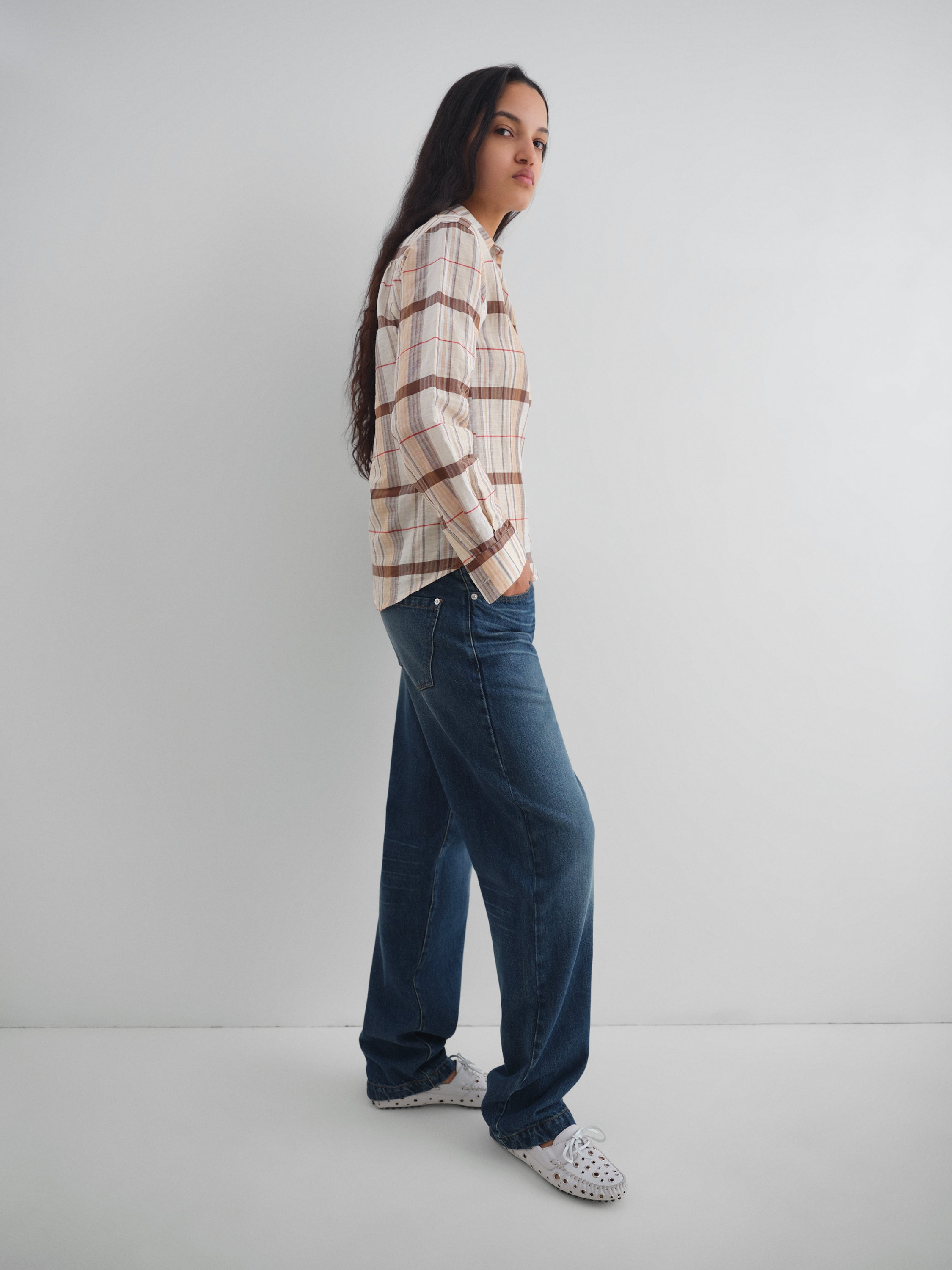 Beige checkered shirt for women with pocket and fitted cut – Gimaguas