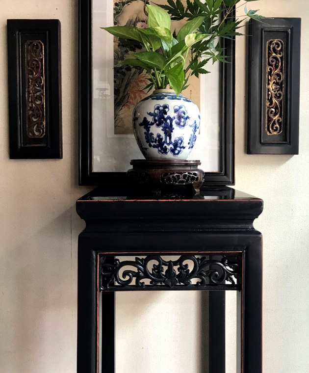 透かし彫刻の香台 (M) / 黒アンティーク仕上げ・ダーケストブラウン