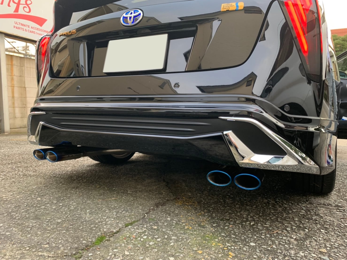 プリウス50系専用 マフラー(ガナドール・チタンカラー左右4本出し)を