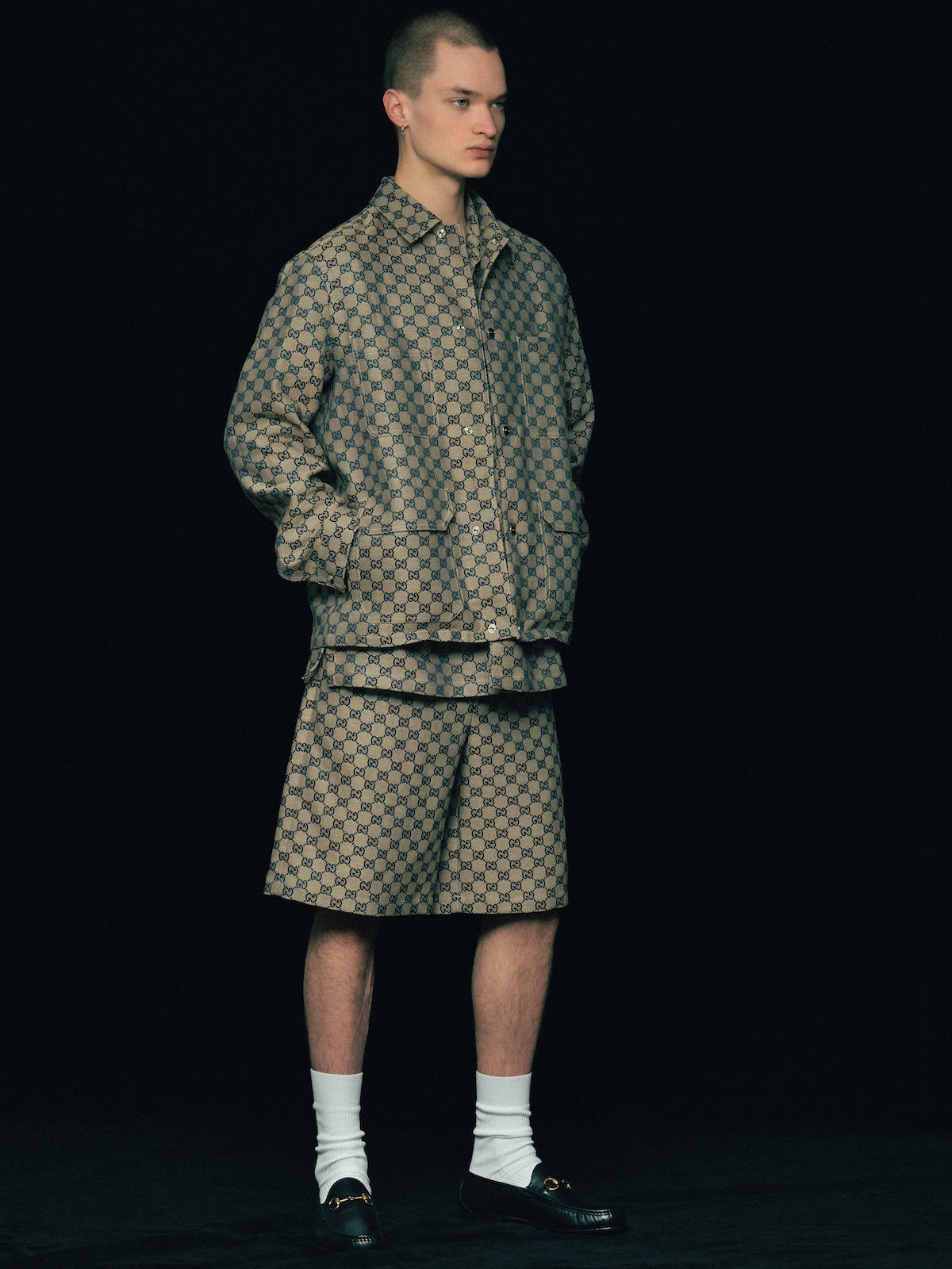 エルメス、グッチ…ハーフパンツがカジュアルになりすぎない丈感や