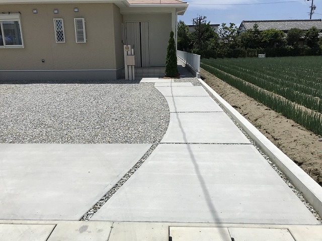 ゆるやかな曲線の玄関アプローチとデザイナーズパーツの門柱 掛川市F