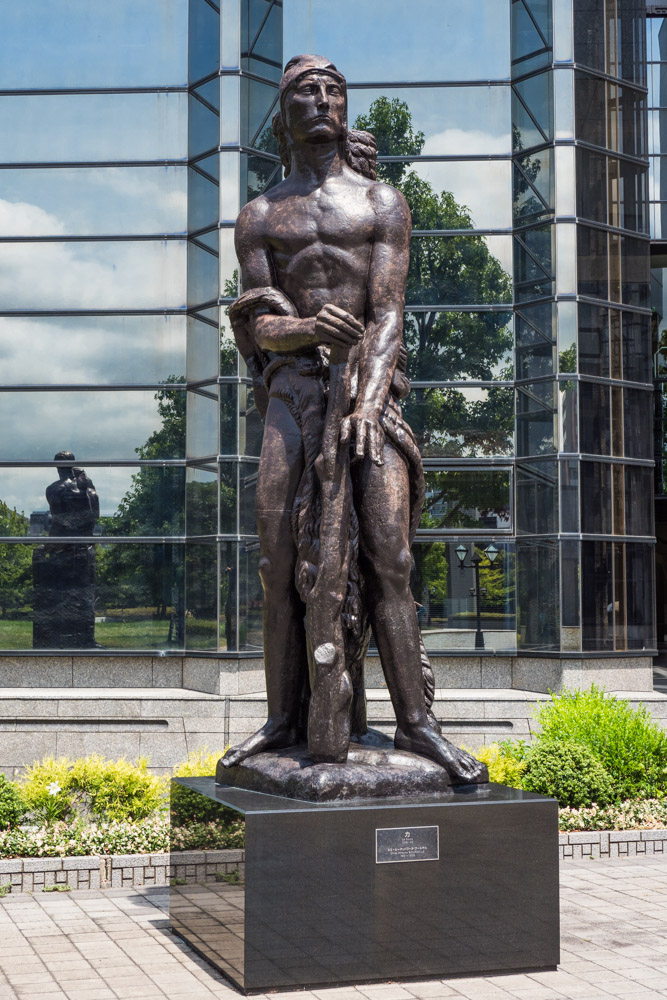 4体のブロンズ像（福岡市博物館・正面入口） | 花の時間｜写真集