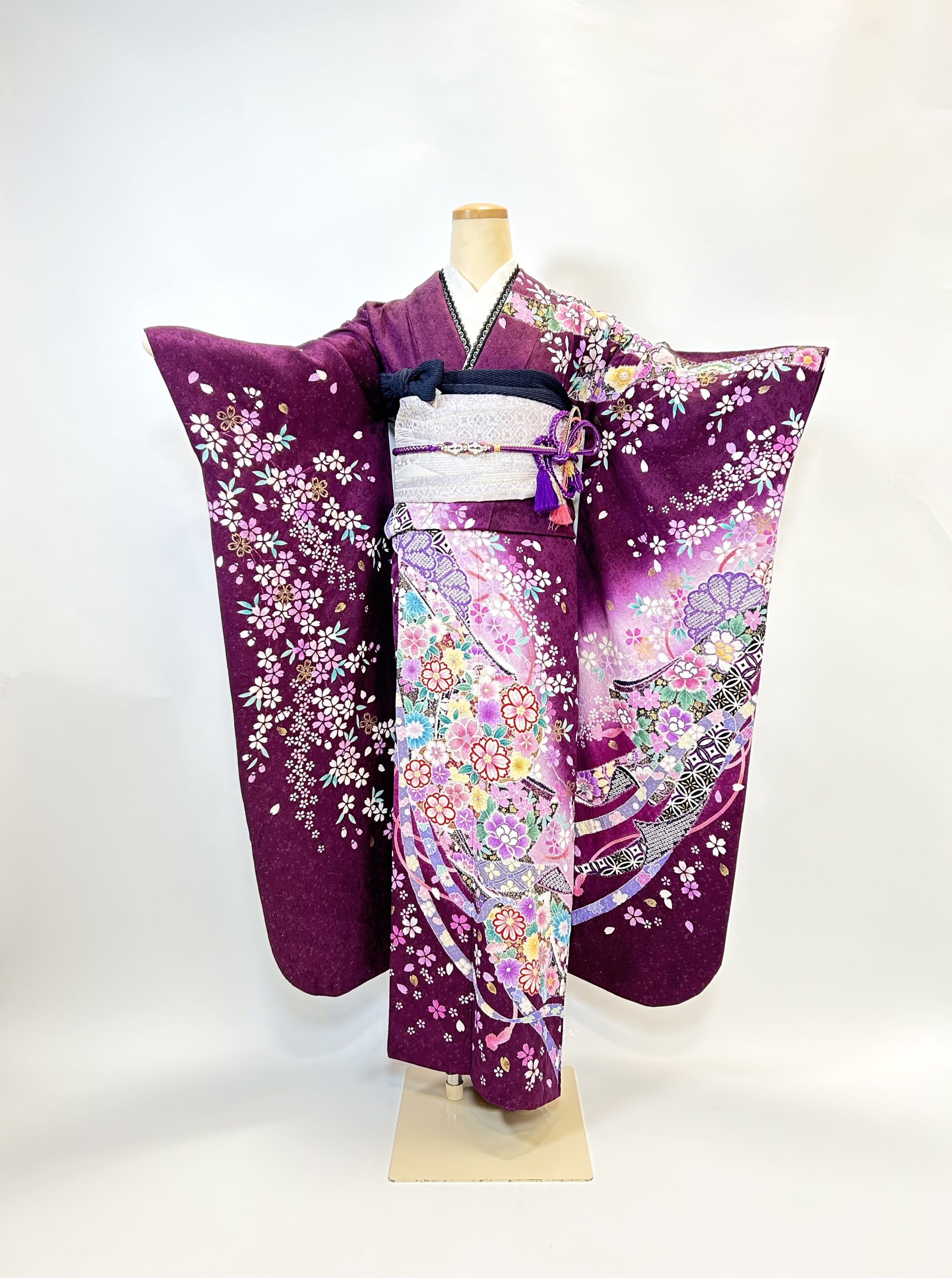 落ち着いた紫が上品な桜散らし | 京都・大阪で振袖・前撮りのことなら