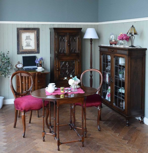 イギリスの折り畳みテーブル、細い足が魅力のアンティークのゲート