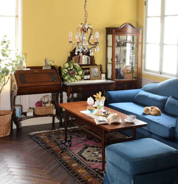 ウォールナット材の杢目が美しいアンティークのデスク、女性らしい