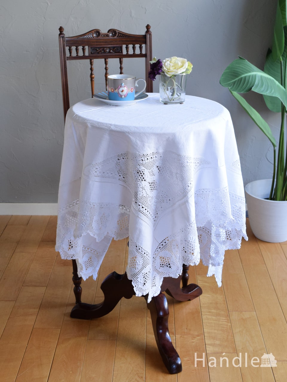 アンティークのおしゃれな雑貨、手作りで作られたフランスのテーブル