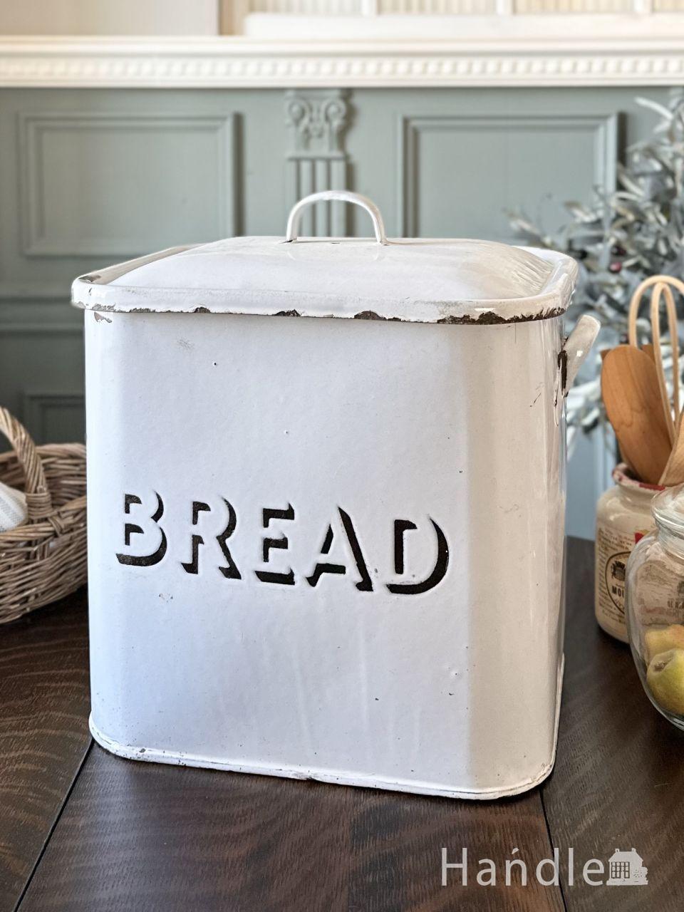 イギリスから届いたアンティークのブレッド缶、白いホウロウの